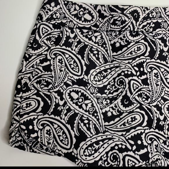 Forever 21 Shorts Size Large Paisley Print NWOT - Picture 9 of 13